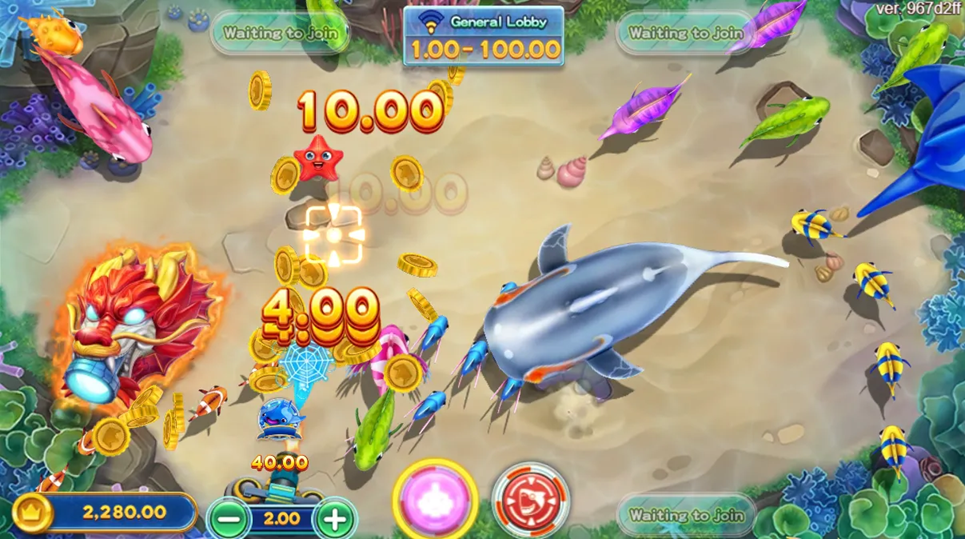 Cena de ação no General Lobby do Fierce Fishing. O jogador está disparando canhões contra cardumes e uma grande baleia cinza. Moedas de ouro com valores de 10.00 e 4.00 aparecem na tela, destacando a mecânica de coleta de prêmios e apostas intermediárias.