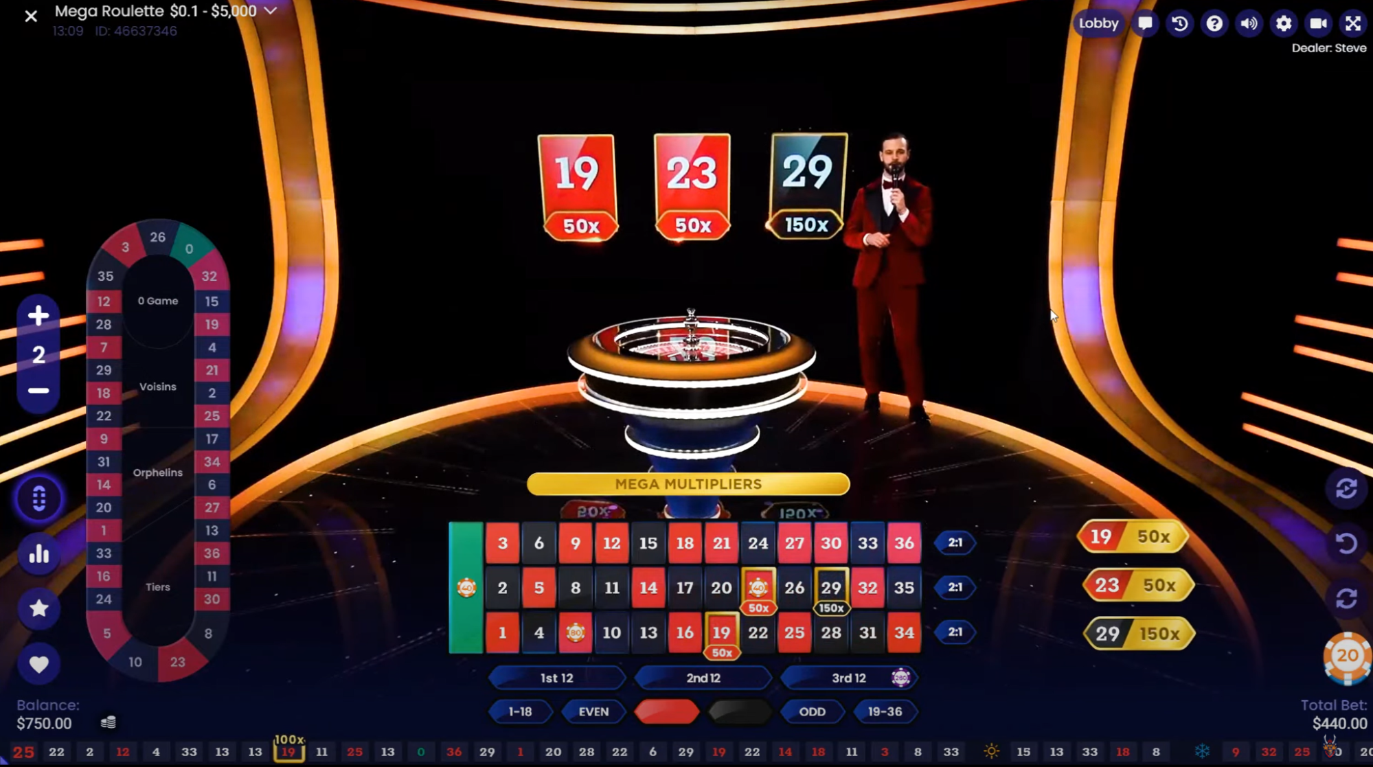 Um screenshot da interface de jogo da Mega Roleta Brasileira no Royal Cassino, destacando a mesa de apostas, as fichas, a janela de chat ao vivo e o histórico de números.